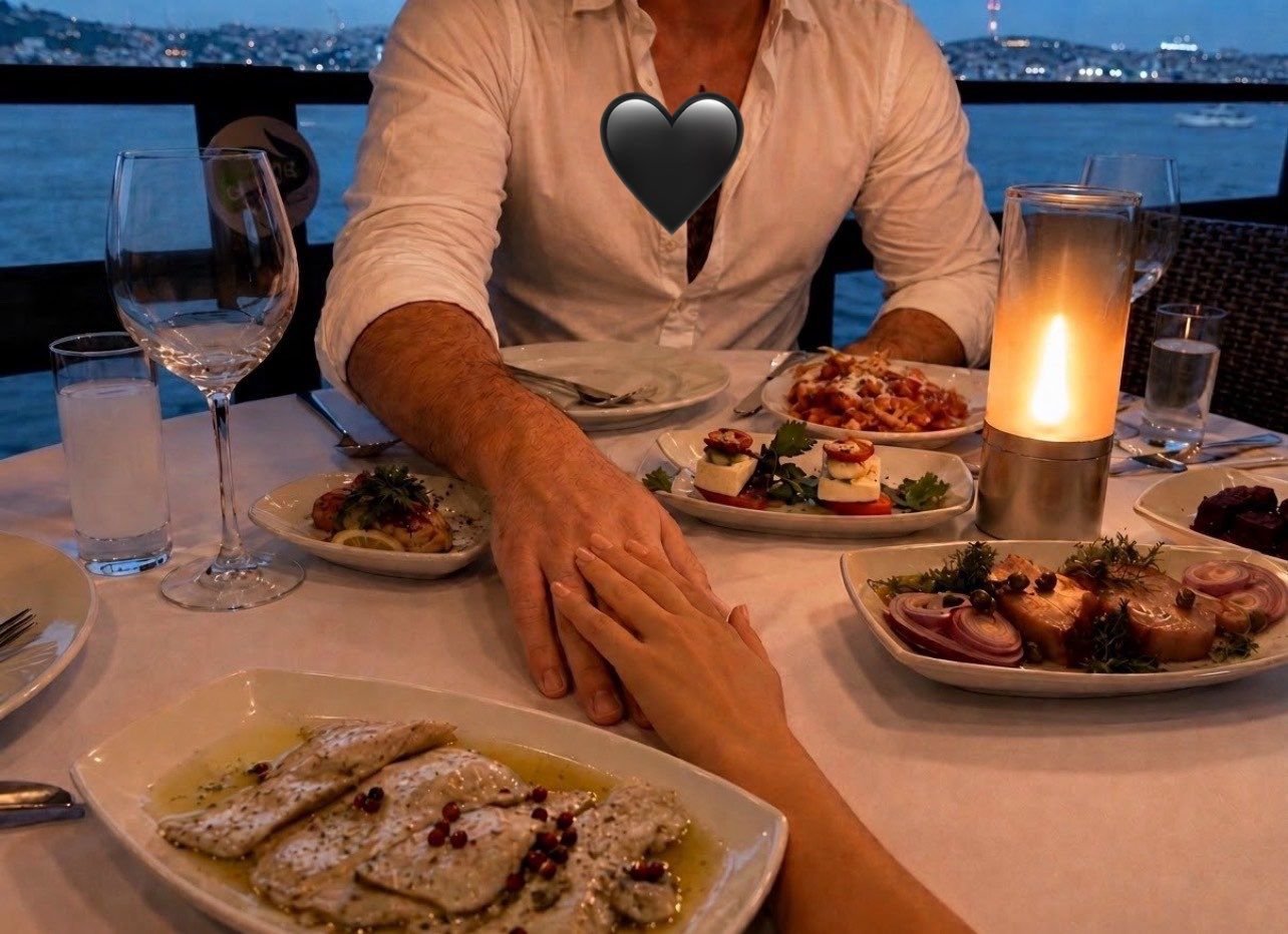 Berk ile Boğaz manzarasına karşı şık bir akşam yemeği masası.